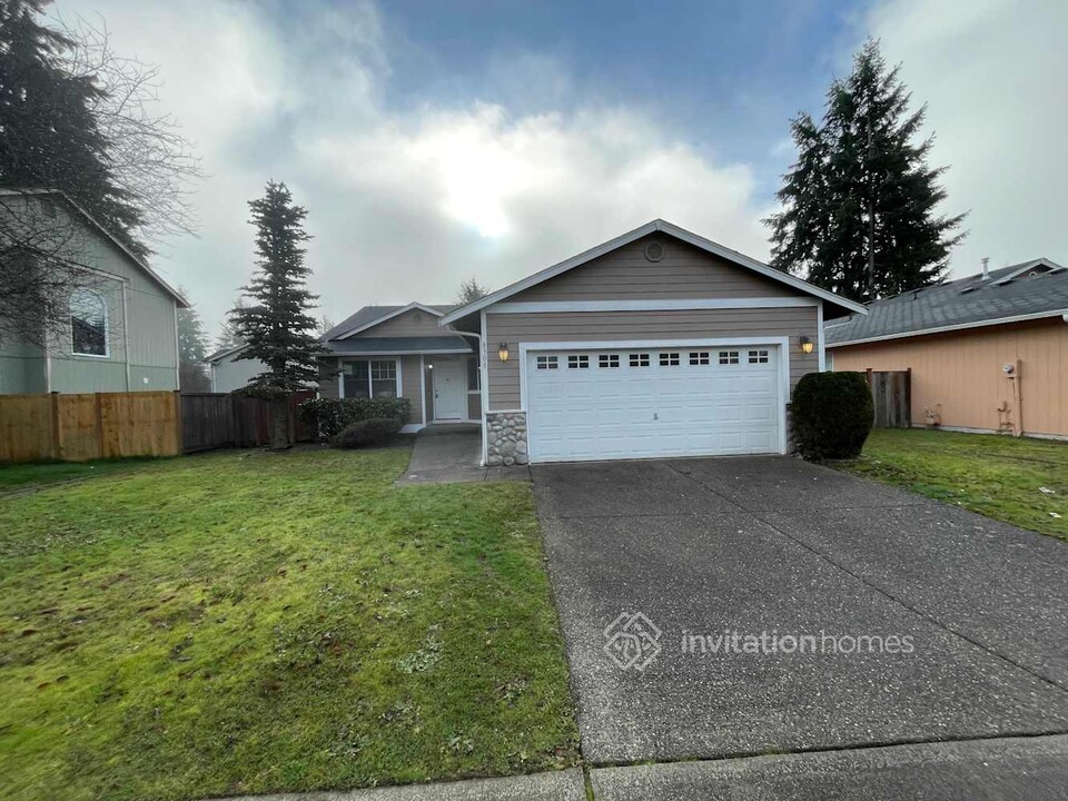 8308 186th St Ct E in Puyallup, WA - Foto de edificio