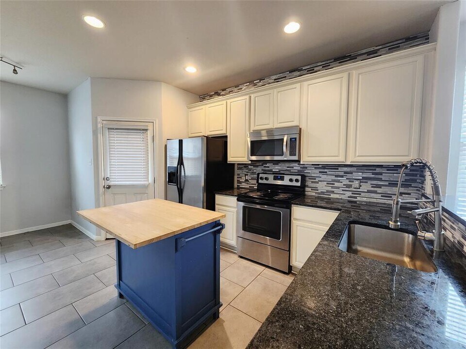 5921 Red Bud Ridge Ln in Austin, TX - Building Photo