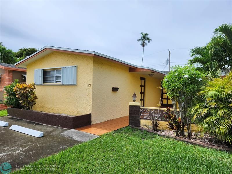 1108 NE 2nd Ct in Hallandale Beach, FL - Building Photo
