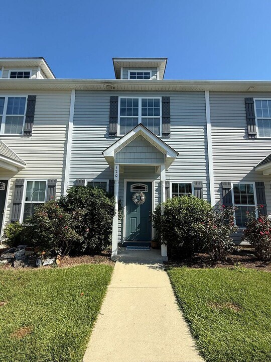 120 Parrot Landing Dr in Hubert, NC - Building Photo