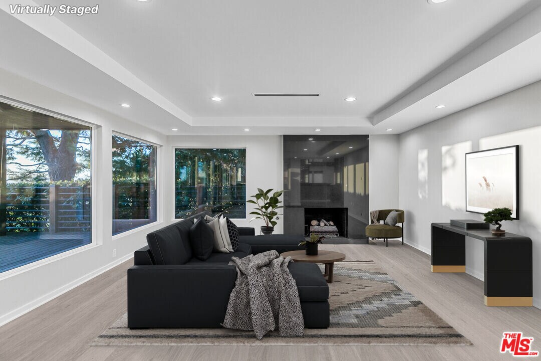 1716 Vía La Paz in Burbank, CA - Building Photo