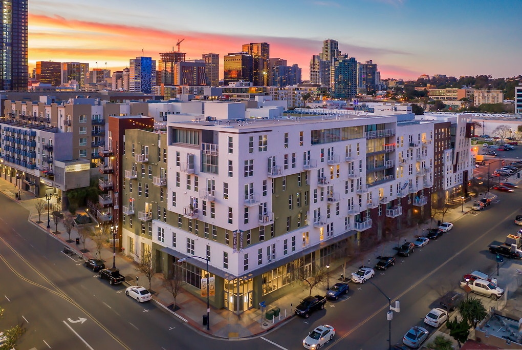 Form 15 in San Diego, CA - Foto de edificio