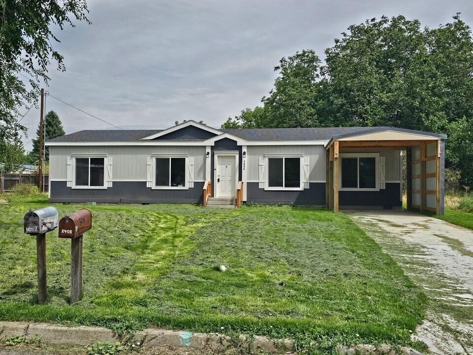 2404 Empire Loop in La Grande, OR - Building Photo