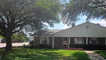 801 Livingston Dr in Hurst, TX - Building Photo