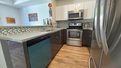 11034 NW 43rd Ter in Doral, FL - Foto de edificio - Building Photo