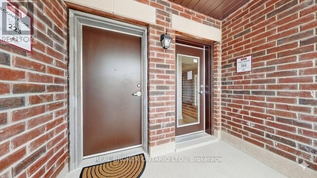 15100 Yonge St in Aurora, ON - Building Photo - Building Photo