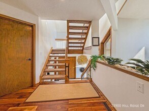 13900 Hill Ridge Dr in Hopkins, MN - Foto de edificio - Building Photo