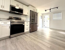 716 NE 7th St in Hallandale Beach, FL - Building Photo