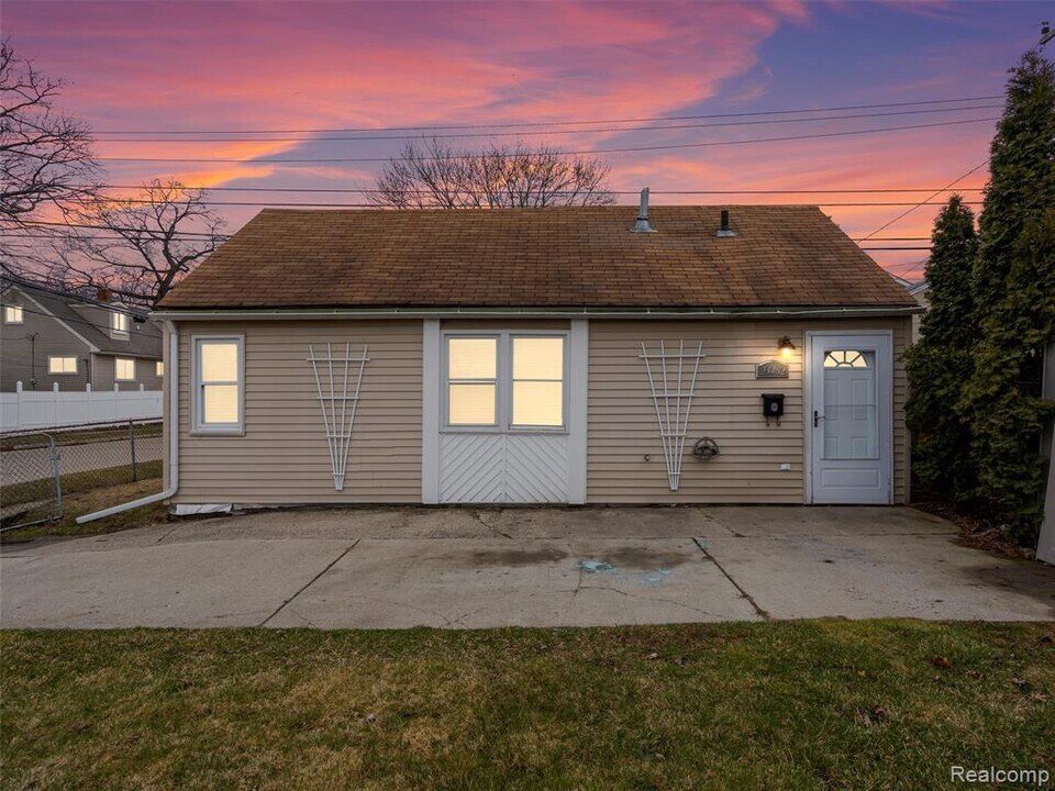 23462 Carlisle Ave in Hazel Park, MI - Building Photo