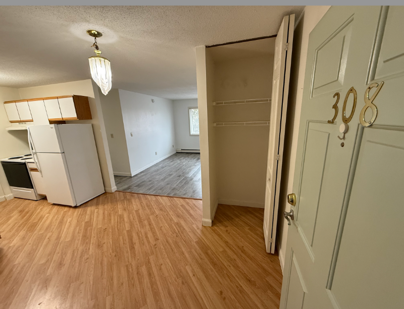 1516 1st St E in Thief River Falls, MN - Foto de edificio