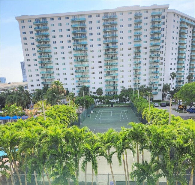 19370 Collins Ave, Unit 623 in Sunny Isles Beach, FL - Foto de edificio - Building Photo