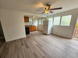 1487 Alencastre St in Honolulu, HI - Building Photo