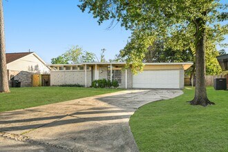 13306 Oak Leaf Ln in Houston, TX - Foto de edificio - Building Photo