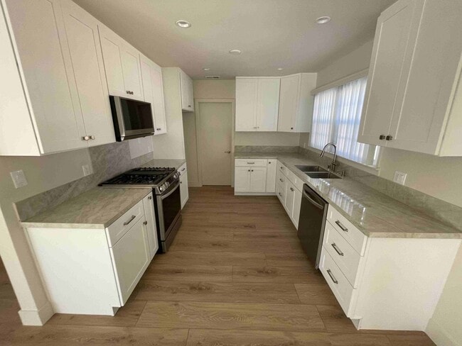 23700 Tiara St in Los Angeles, CA - Building Photo - Building Photo