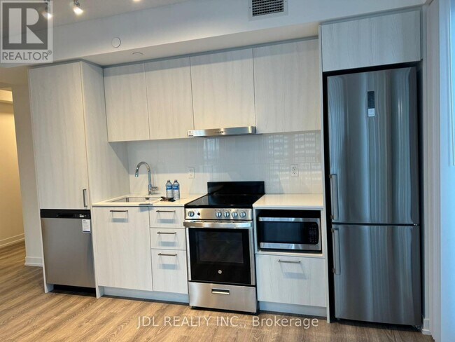 195 Commerce St in Vaughan, ON - Building Photo - Building Photo