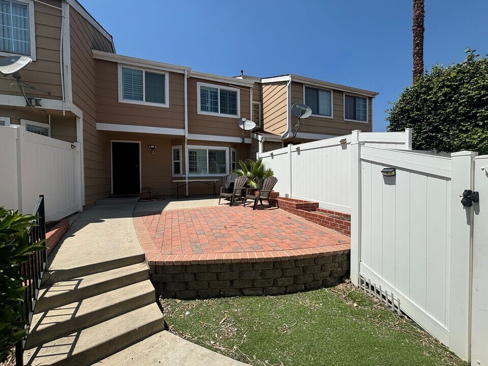 14200 Polk St in Sylmar, CA - Building Photo