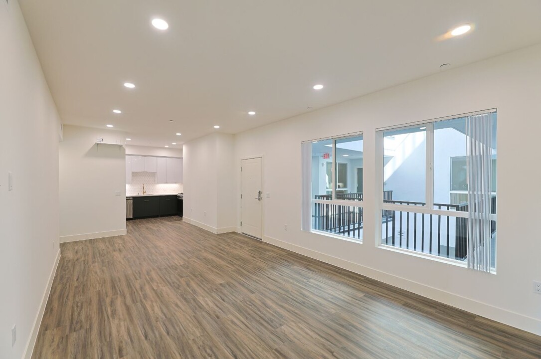 4000 Mont Clair Street in Los Angeles, CA - Building Photo