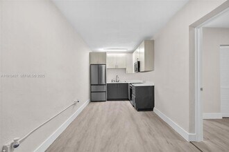 3030 NW 16th St, Unit 3 in Miami, FL - Building Photo - Building Photo