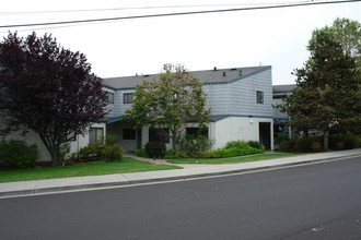 400 Laurel St in San Carlos, CA - Foto de edificio - Building Photo