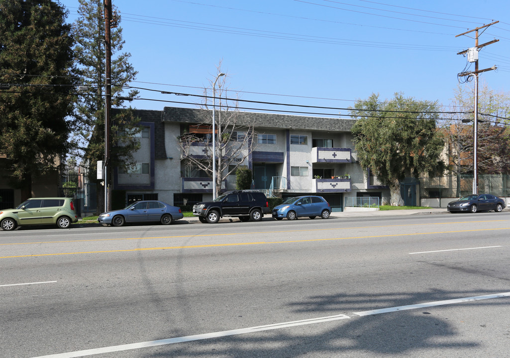 6245 Woodman Ave in Van Nuys, CA - Foto de edificio