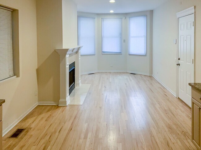 2320 N Southport Ave, Unit 1 in Chicago, IL - Building Photo - Building Photo