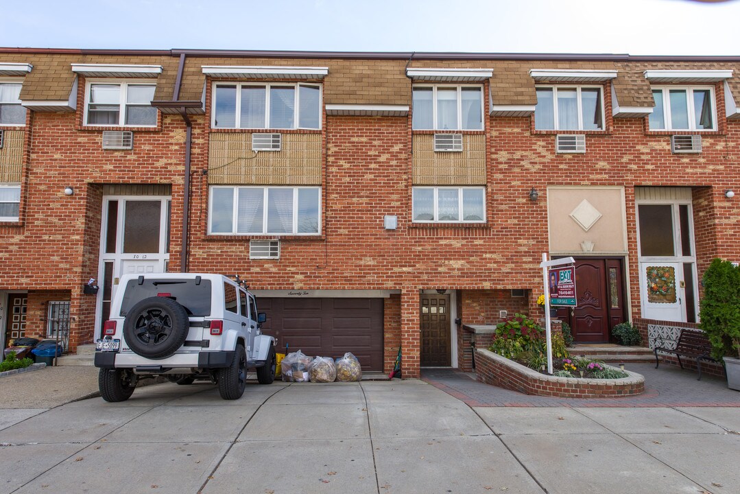 70-10 Eliot Ave in Flushing, NY - Foto de edificio