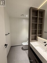 55 Charles St E in Toronto, ON - Building Photo - Building Photo