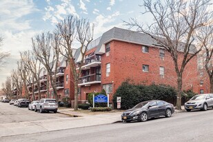 71-01 Park Ave in Fresh Meadows, NY - Building Photo