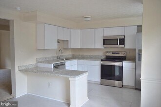 3855 Sunny Brook Ct in Woodbridge, VA - Foto de edificio - Building Photo