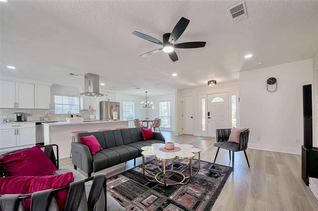 13902 Wickersham Ln in Houston, TX - Building Photo