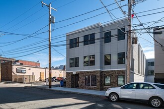 1540 N Shore Rd, Unit 202 in Revere, MA - Foto de edificio - Building Photo