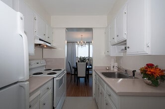 Starlight Towers in Vancouver, BC - Building Photo - Building Photo