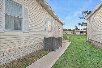 7073 SE Birchwood Ln in Stuart, FL - Foto de edificio - Building Photo
