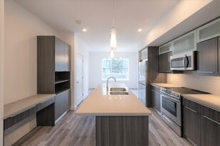 15012-15094 94 Ave NW in Edmonton, AB - Building Photo