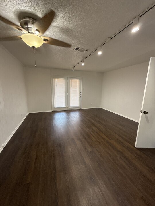 212 Wilshire Dr in Euless, TX - Building Photo