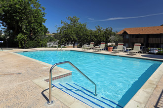 Towne & Country Apartments in Fallbrook, CA - Foto de edificio - Building Photo