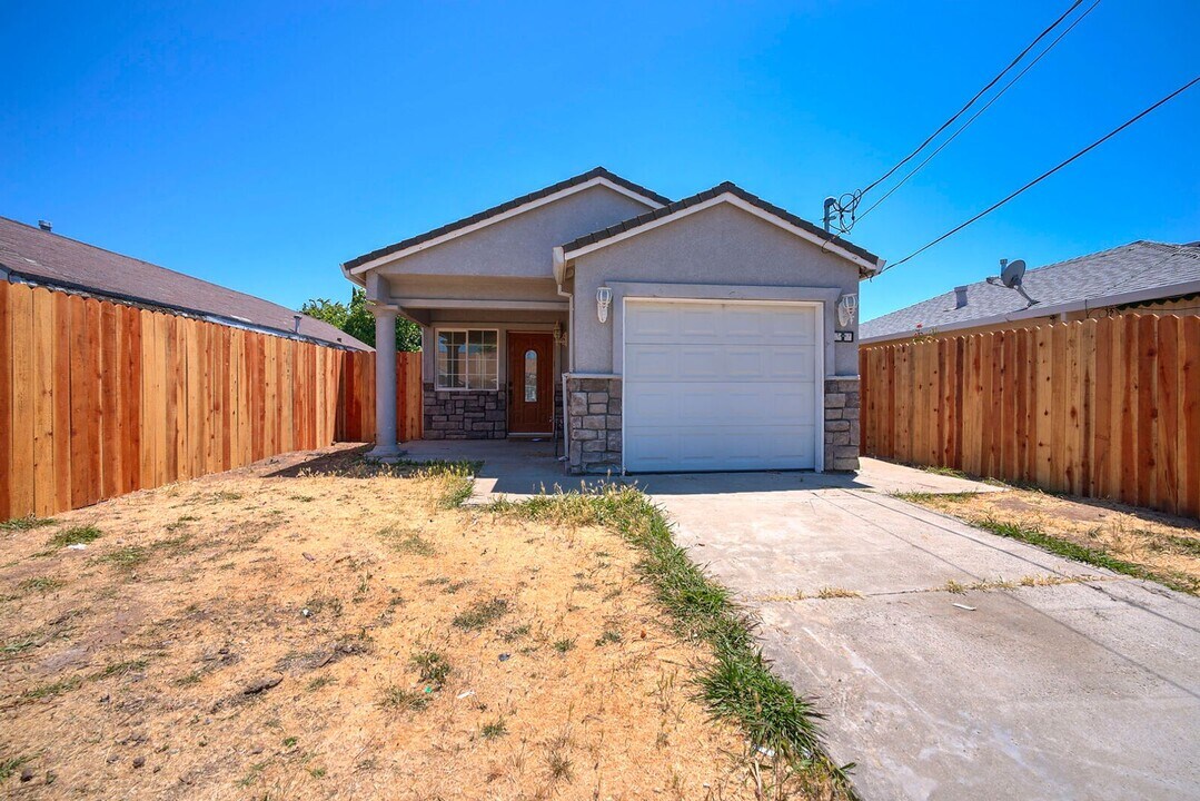 2716 Yreka Ave in Sacramento, CA - Building Photo