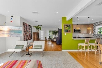 415 Velarde Ave in Coral Gables, FL - Foto de edificio - Building Photo