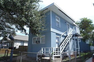 5015 Avenue K, Unit Down in Galveston, TX - Building Photo - Building Photo