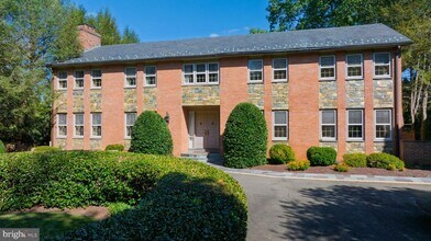 221 Chain Bridge Rd in McLean, VA - Building Photo - Building Photo