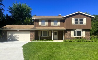 2709 Albany Ct in Waukesha, WI - Building Photo