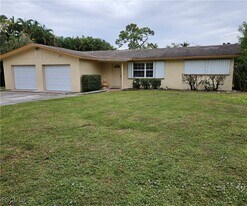 51 Lagoon Dr in North Fort Myers, FL - Building Photo