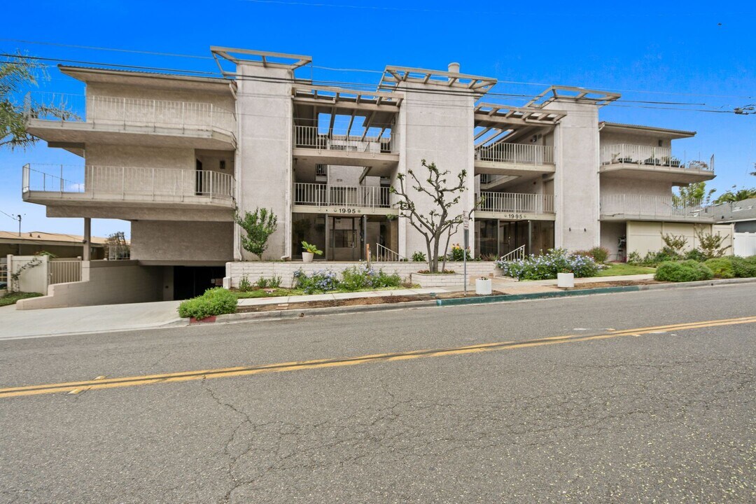 1995 Molino Ave in Signal Hill, CA - Building Photo
