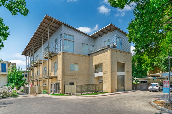 St. Benedict's Lofts in San Antonio, TX - Foto de edificio - Building Photo