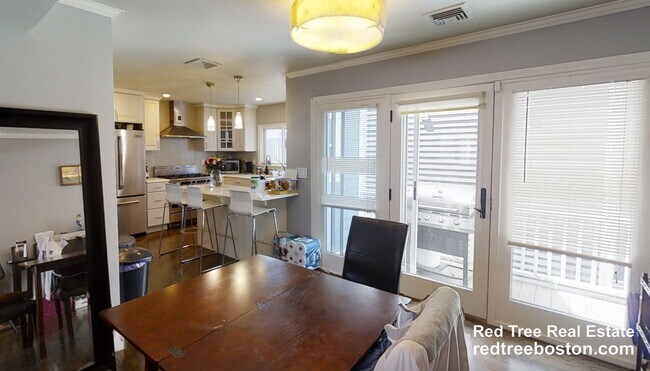 329 W 4th St in Boston, MA - Foto de edificio - Building Photo