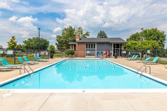 Country Club Village Apartments in West Des Moines, IA - Foto de edificio - Building Photo