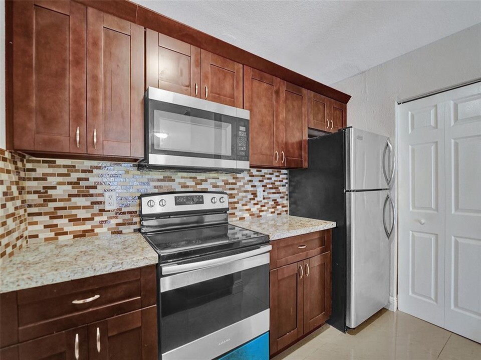 1471 NW 22nd Ct, Unit 1 in Fort Lauderdale, FL - Building Photo