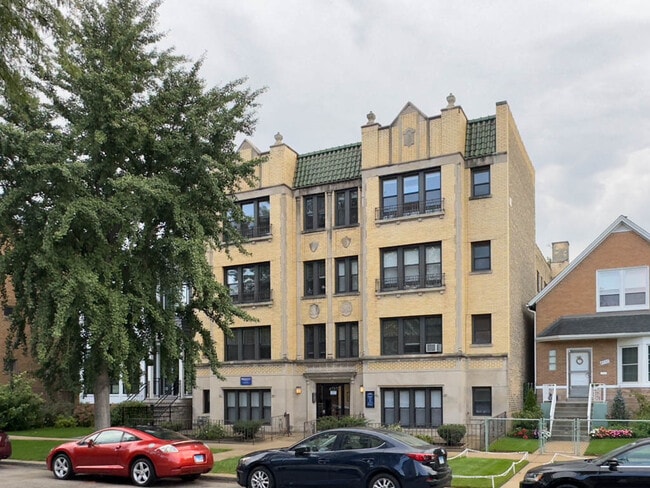 property at 4742 N Hermitage Ave