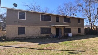 400 Oak Dr in Terrell, TX - Building Photo