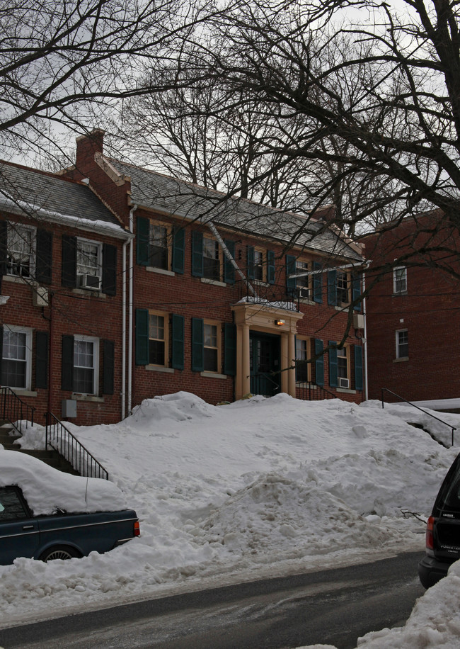 2643 41st St NW in Washington, DC - Foto de edificio - Building Photo